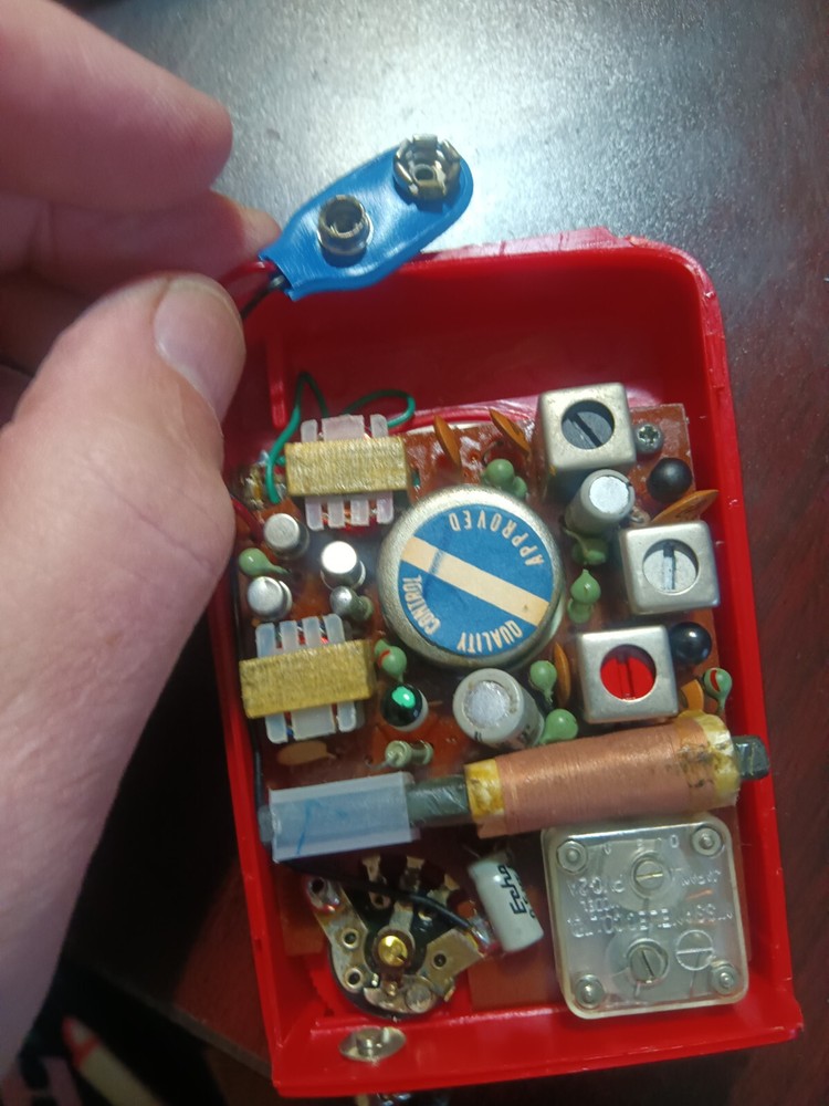 Dyn-Sonic model 010 solid state vintage Transistor radio comes W/ box