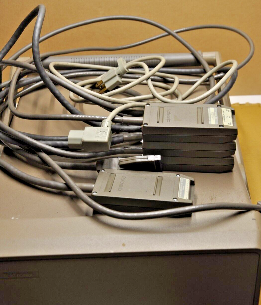TEKTRONIX 1240 LOGIC ANALYZER FOR PARTS ONLY