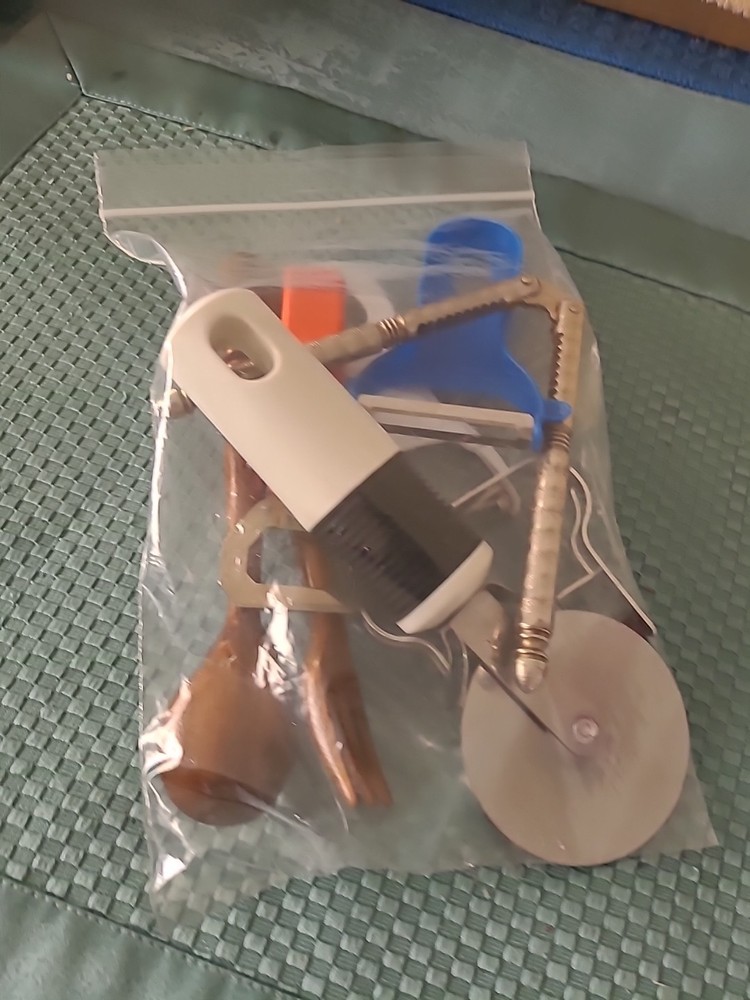 VINTAGE KITCHEN TOOLS (BIN TT)