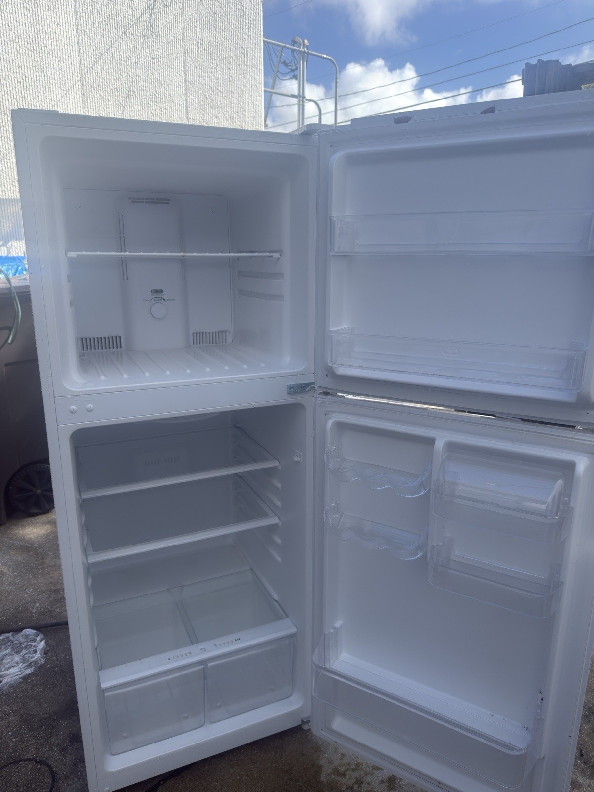 Magic Chef HMDR1000WE Top-Freezer Freestanding Refrigerator White Adjustable Sh…