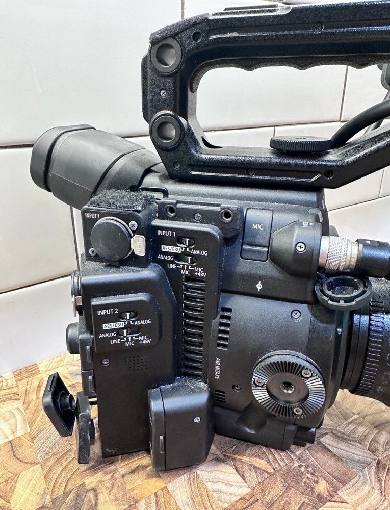 Canon EOS C200 Cinema Camera (EF-Mount) with Lens
