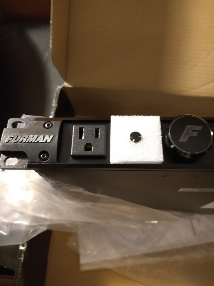 Furman PL-PLUS DMC Power Conditioner With Voltmeter/Ammeter