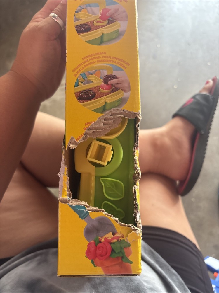 Play-Doh Blooming Flowers-Damaged Box