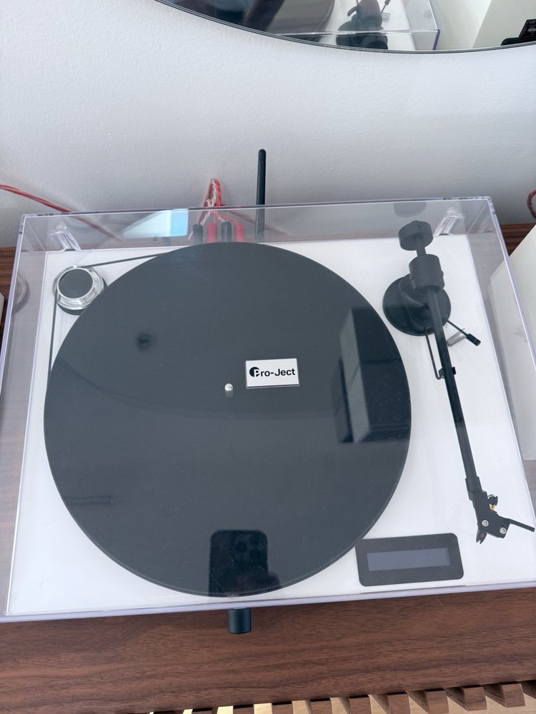 Pro-Ject Juke Box E1 Complete System Turntable Speaker Bluetooth Value $1199