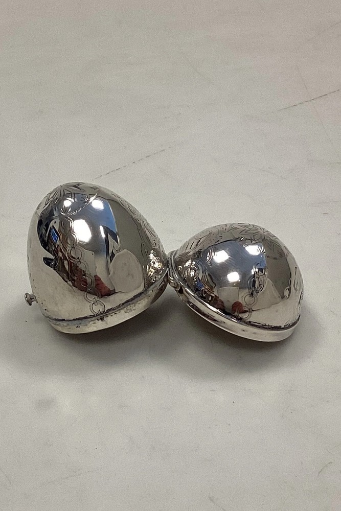 Antique Egg-shaped Pillbox / Snuffbox in silver