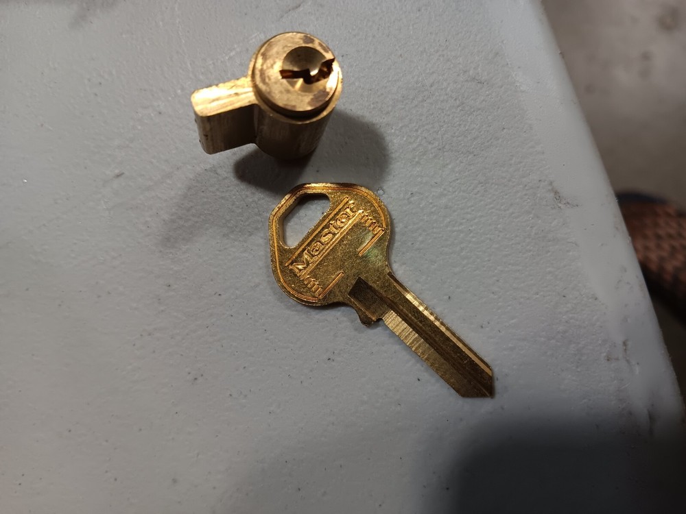 18 rekeyable padlocks KEYED ALIKE