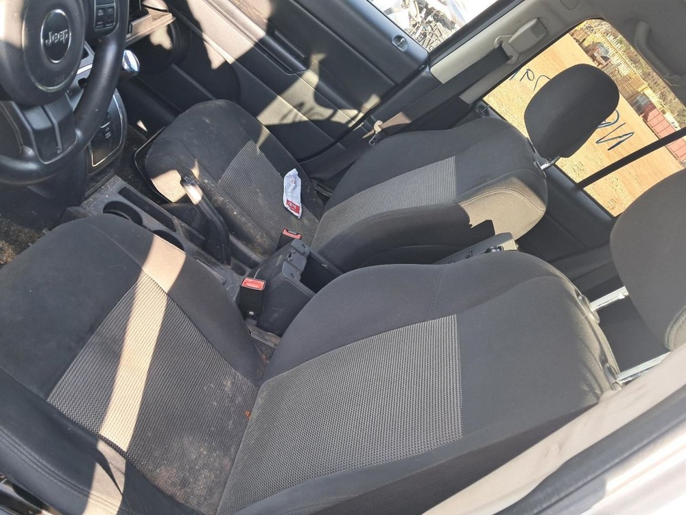 COMPASS 2011 Glove Box 4893478