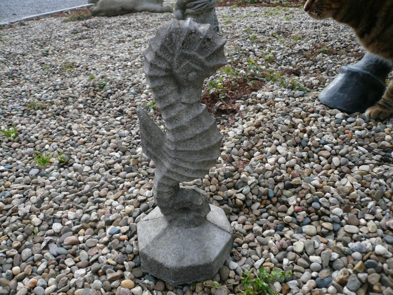 STUNNING OLD TOPPER VINTAGE CEMENT/CONCRETE GARDEN SEAHORSE 11" TALL