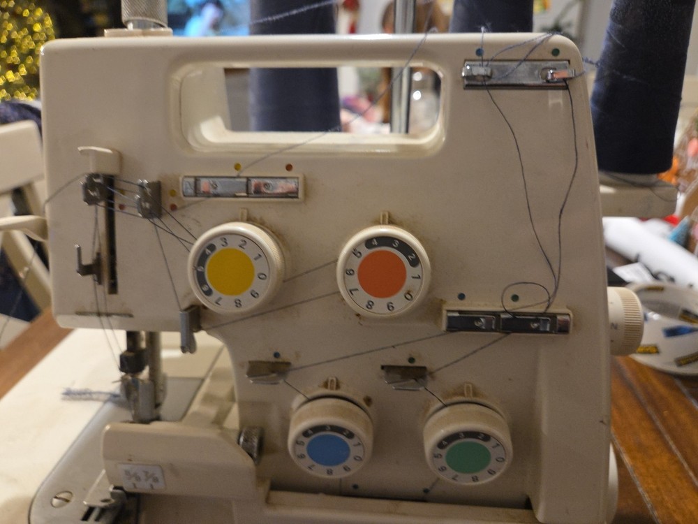 White Powerlock Differental Serger Sewing Machine w/ Pedal Untested