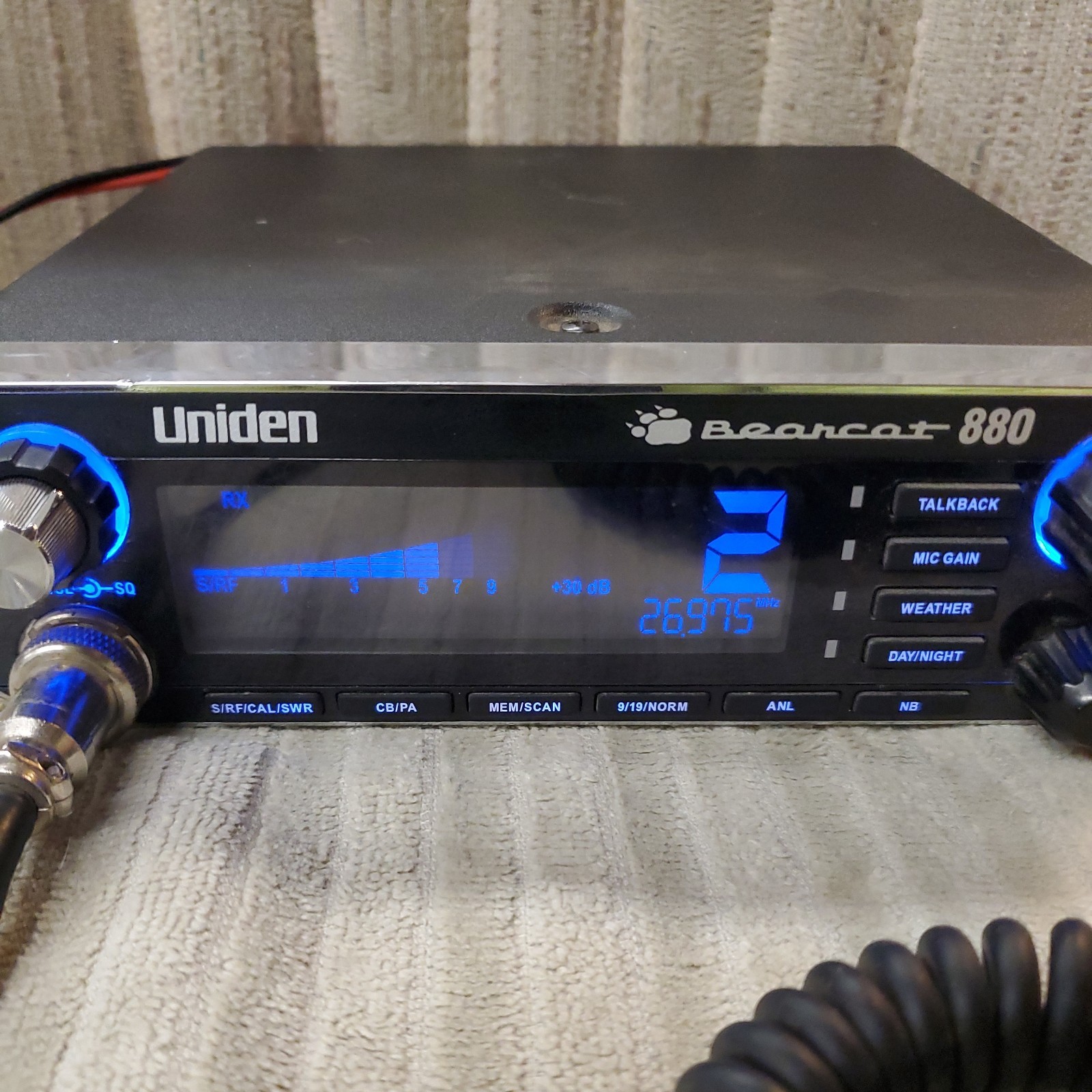 Uniden Bearcat 880 CB Radio With Microphone and Power Cord