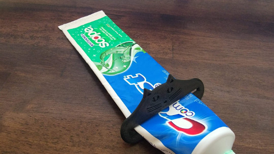 Cat Lover Toothpaste Squeezer Kitty Kitten Squeezes Toothpaste Gag Gift