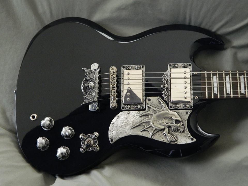 2 SKULL GUITAR KNOBS - HAND MADE SOLID METAL SPEED KNOBS 3 SKULLS PER KNOB