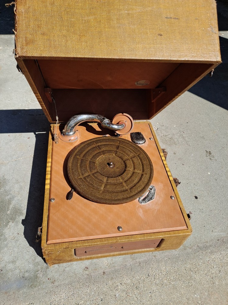 ANTIQUE PORTABLE SILVERTONE VICTROLA WITH EXTRA NEEDLES