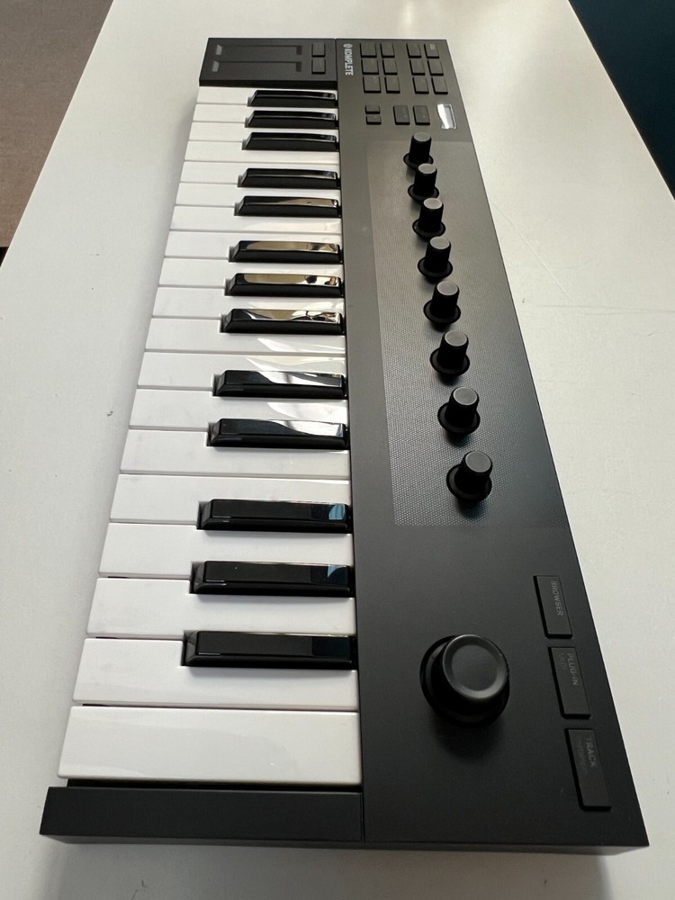 Native Instruments Komplete Kontrol M32 Controller Keyboard + Analog Cases Pulse