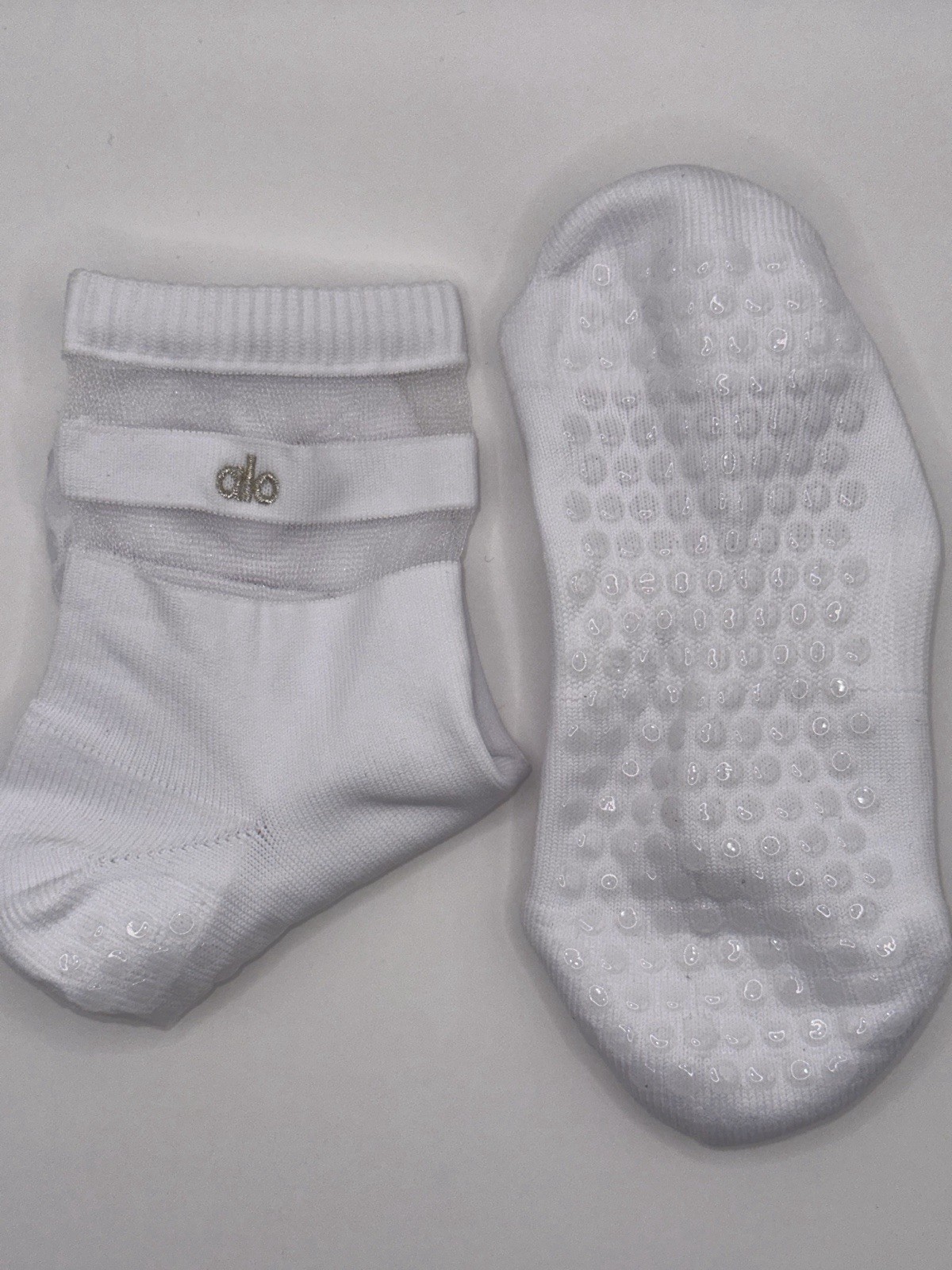 2 Pairs Alo Yoga Pulse Gripper Women's Socks S/M Size 7-10.5 NWOT White