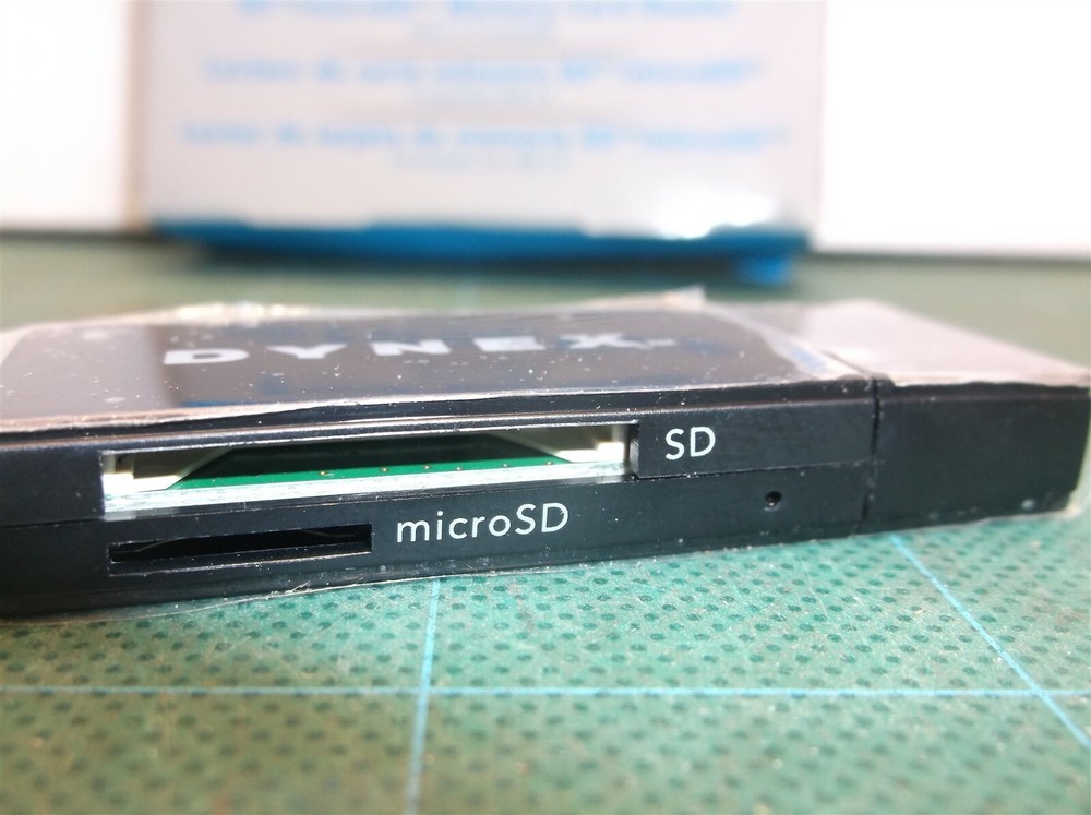 Dynex USB 2.0 2-in-1 Memory Card Reader DX-CR112 dg2