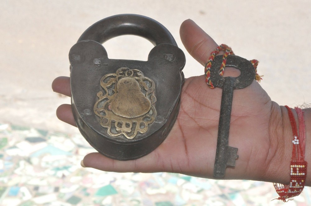 Vintage Iron Solid Handcrafted Fine Quality Brass Fitted Padlock