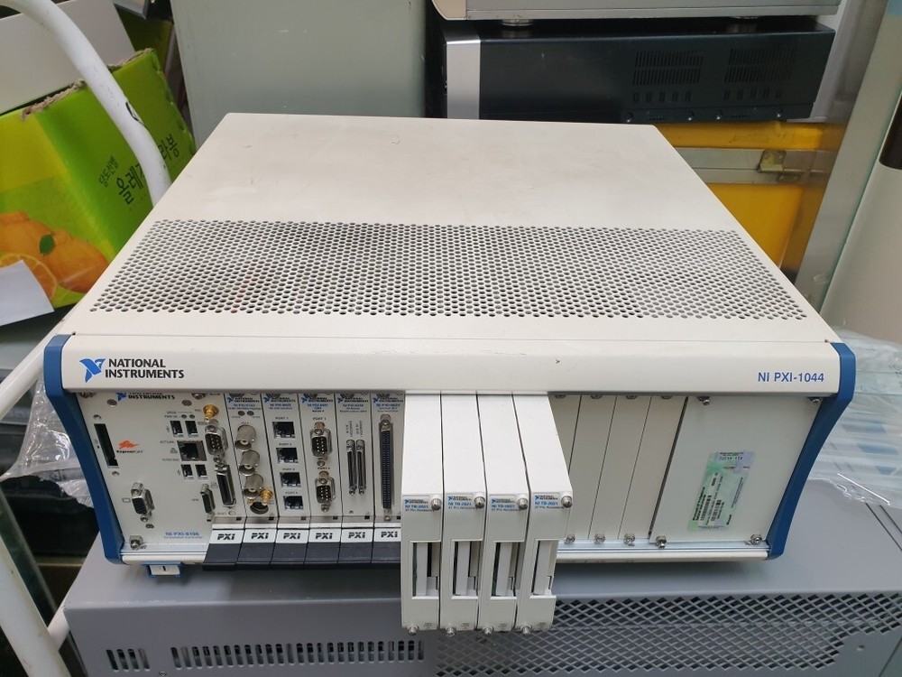 National Instruments NI PXI-1044 with 14 Modules