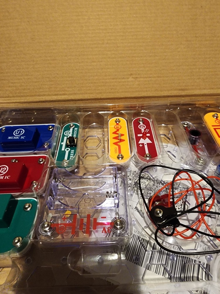 Electronic Snap Circuits 750, 300, 100 Experiment Kits - Incomplete
