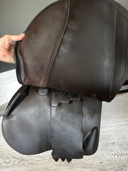 Devoucoux English Jumping Saddle