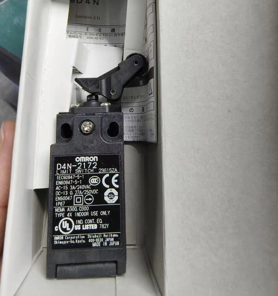 1pcs OMRON D4N-2172 limit switch