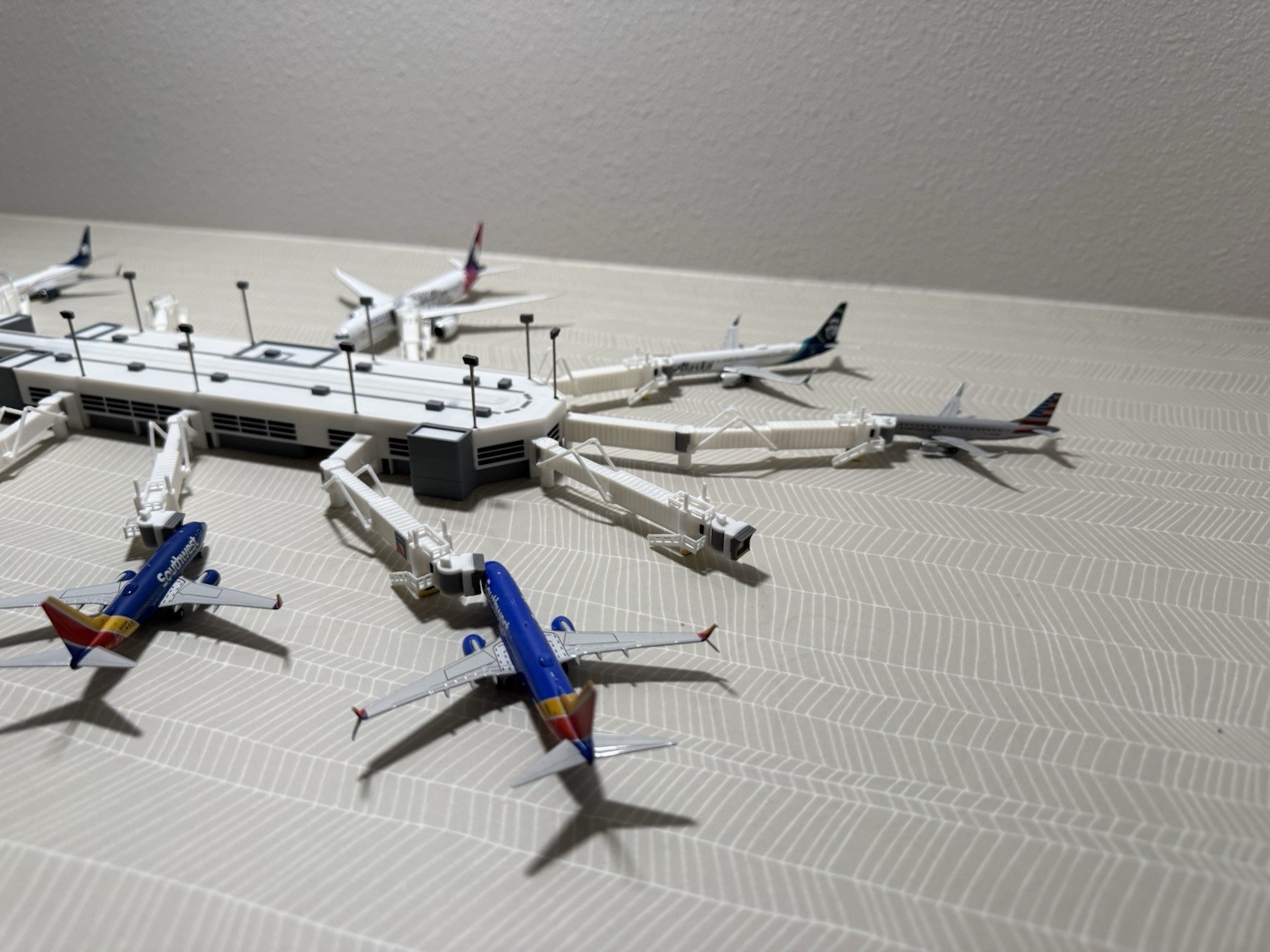 1:400 Model Airport Domestic Terminal w Functional Jet bridges (11)