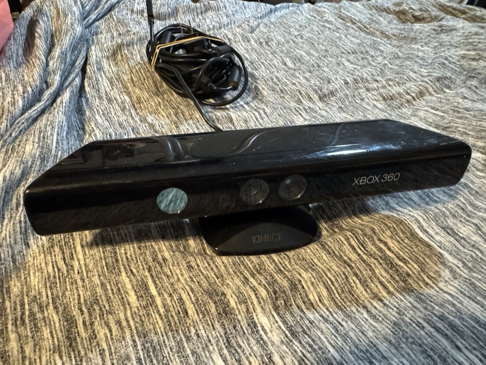 Microsoft Xbox 360 Kinect Model 1414 With Cords Untested