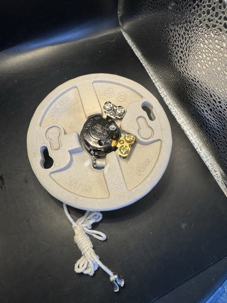 Eaton Lampholder with Pull Chain Switch 659-SP