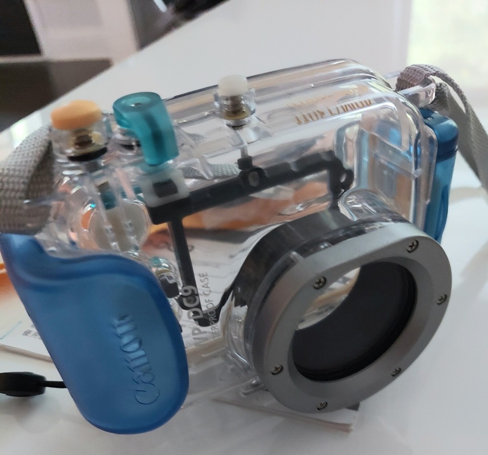 Canon WP-DC9 Waterproof Case for SD800 IS Camera. Hand/Shoulder Strap/ Diffuser.