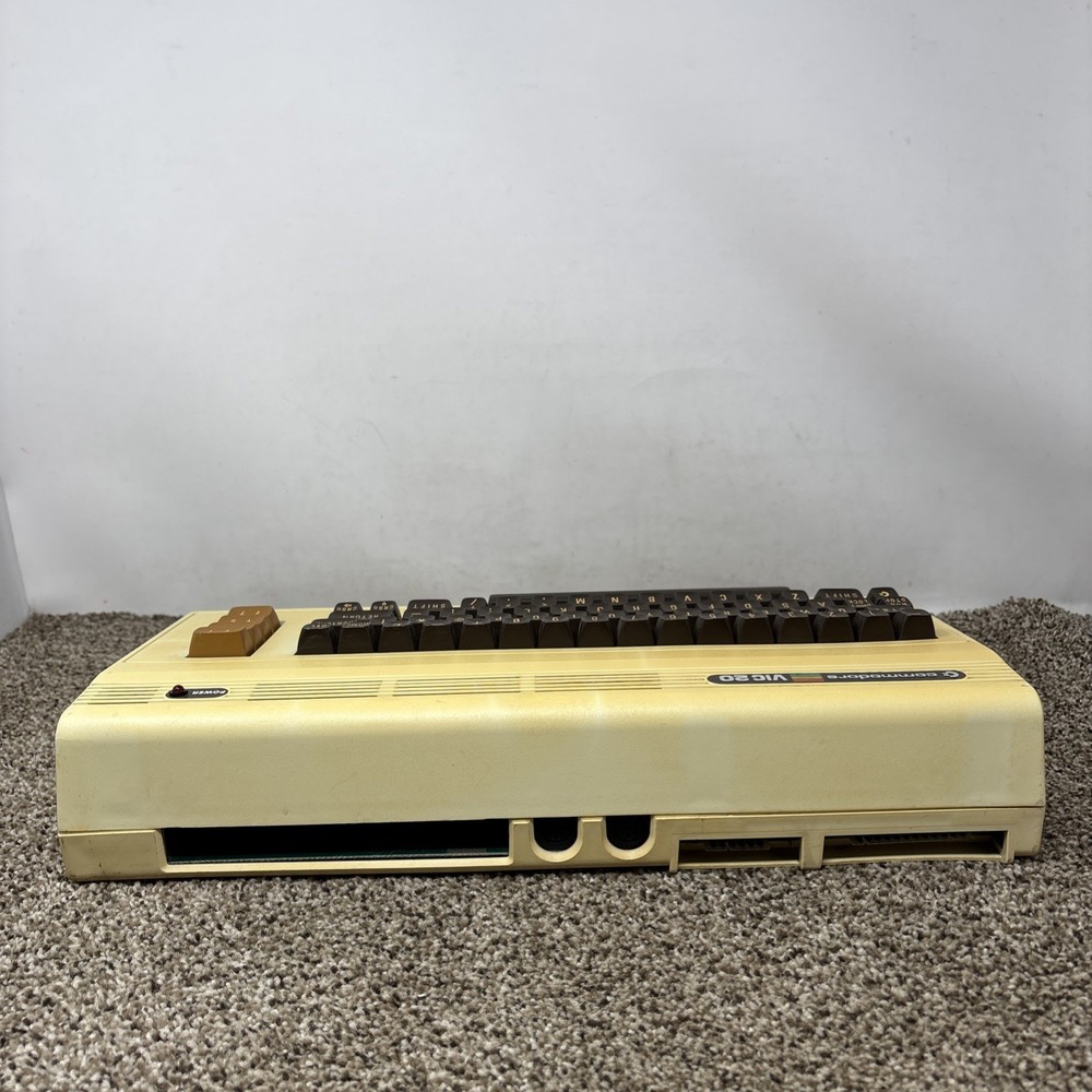 COMMODORE VIC-20 DIN COMPUTER ONLY TESTED AND WORKING READ