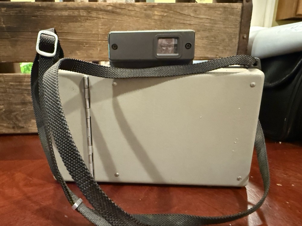 Polaroid Automatic 210 Land Camera Untested