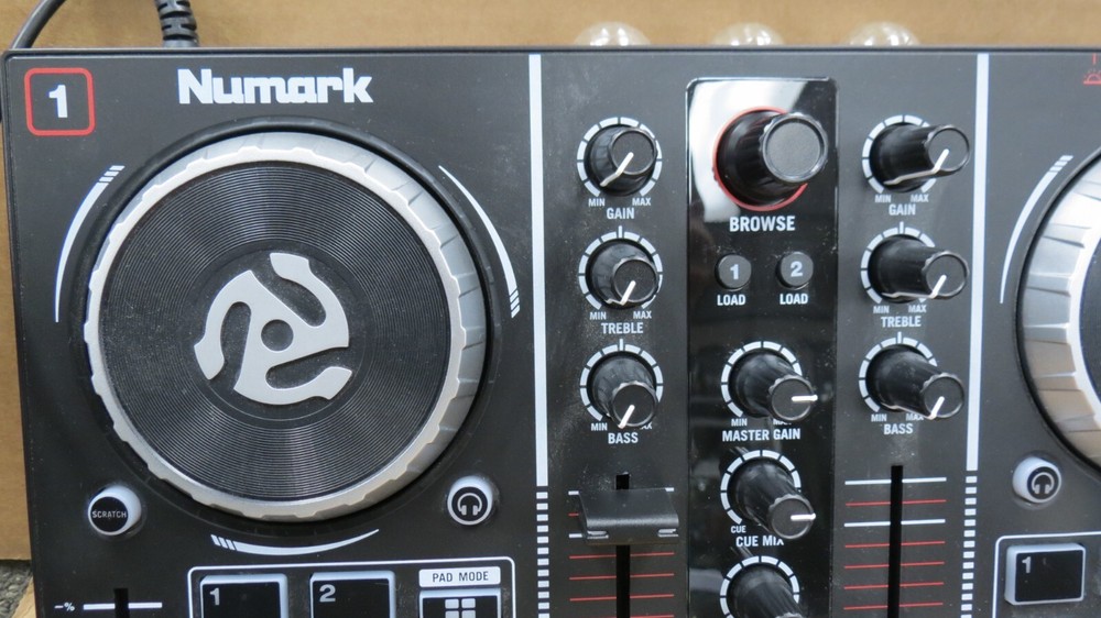NUMARK PARTY MIX DJ CONTROLLER WITH BUILT-IN LIGHT SHOW