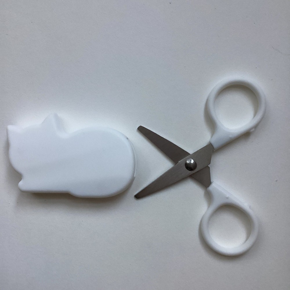Daiso White Cat Scissors With Magnet For Kitchen - New