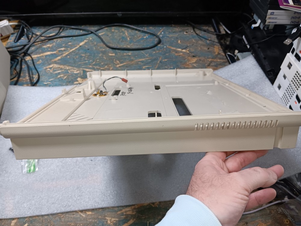 TANDY TRS-80 MODEL 2000 EXACT-INTACT-EMPTY BOTTOM CASE w/SPEAKER & SCREWS-SEE
