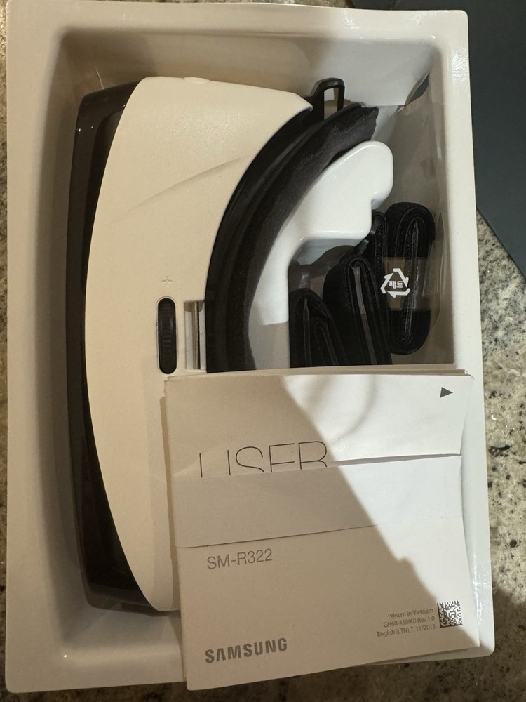 Samsung Gear VR Oculus Headset Virtual Reality Video Game Accessory