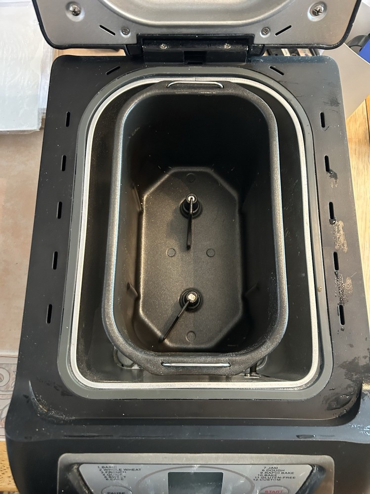 Wolfgang Puck Bistro Collection 2.5 Pound Breadmaker Bread Machine Model BBME025