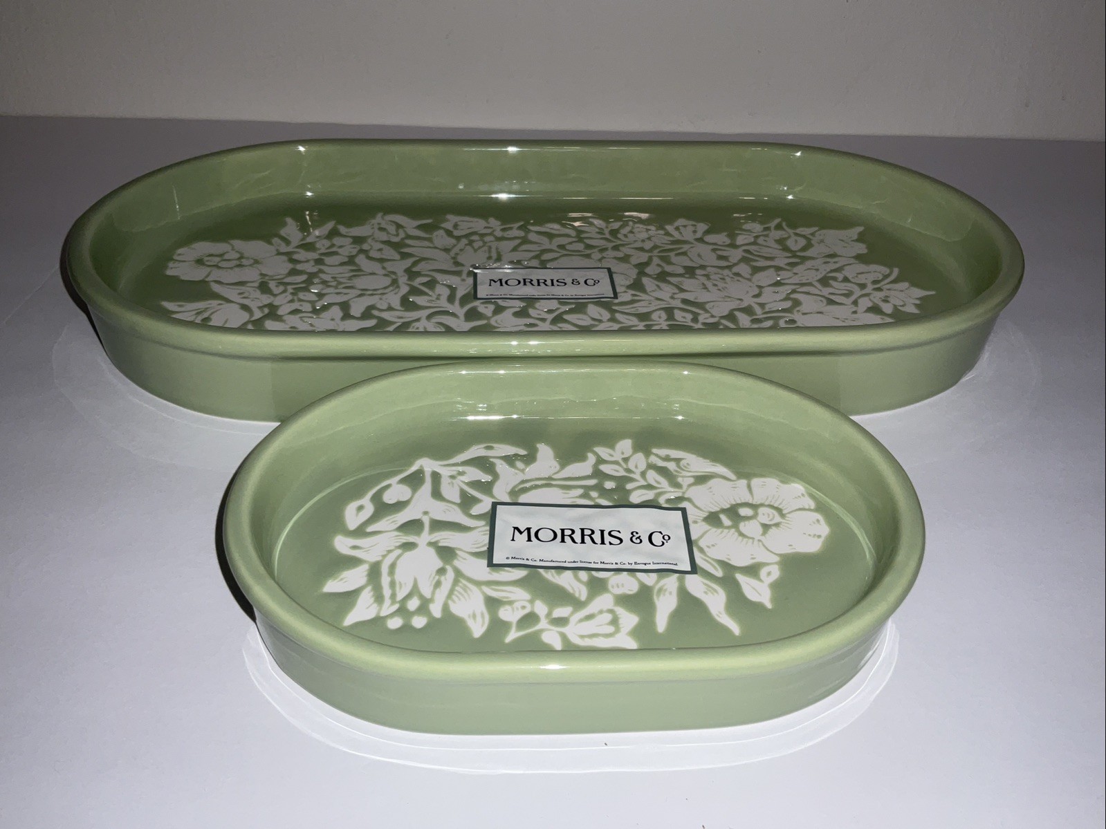 MORRIS & Co. GREEN WHITE ETCHED FLORAL EVERTED RIM CERAMIC 12.5 & 6.5 TRAYS NWT￼