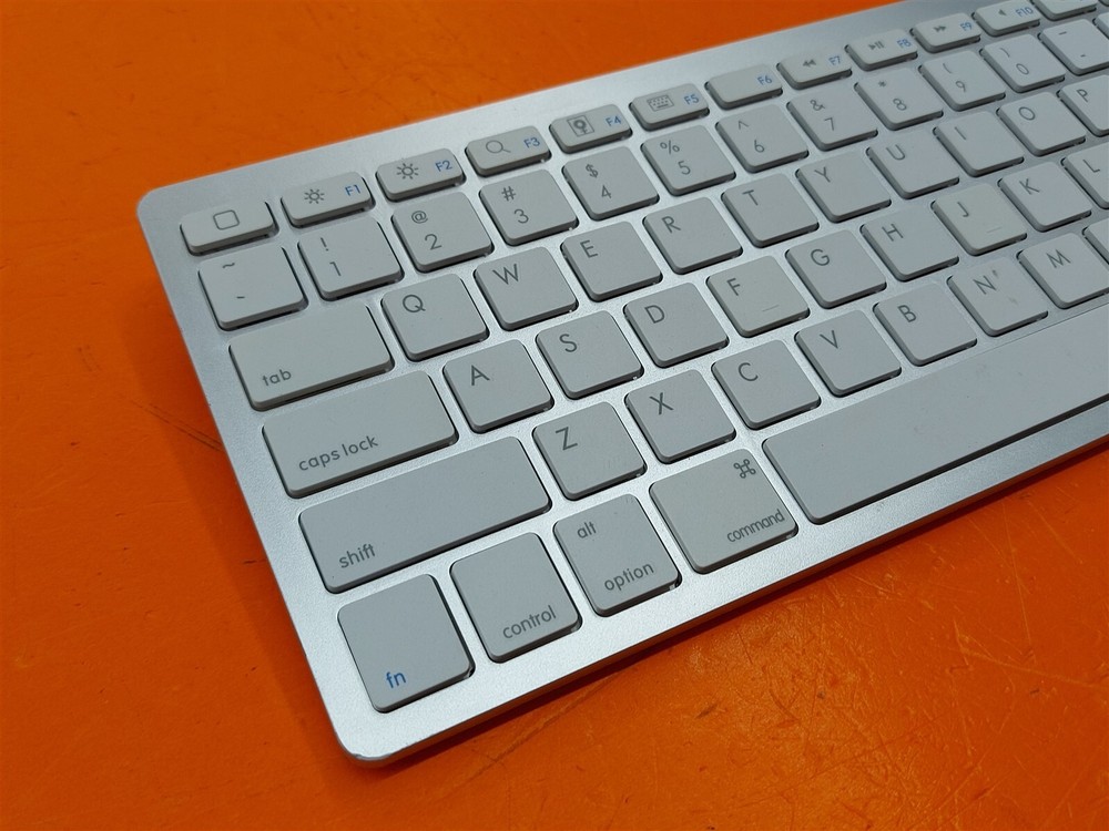 ⭐️⭐️⭐️⭐️⭐️ LB1 High Performance Wireless Bluetooth Slim Mini Keyboard - White