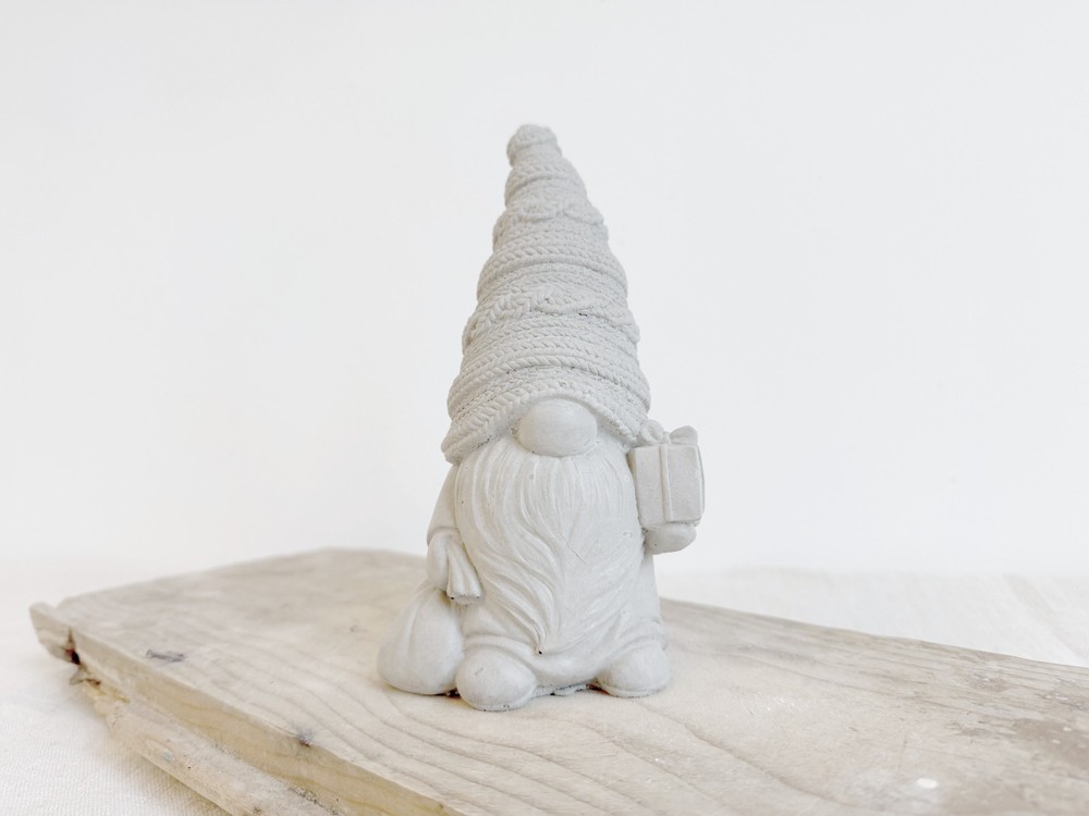 Latex Mold – Faceless Gnome with Knitted Hat, Sack & Gift – Version A