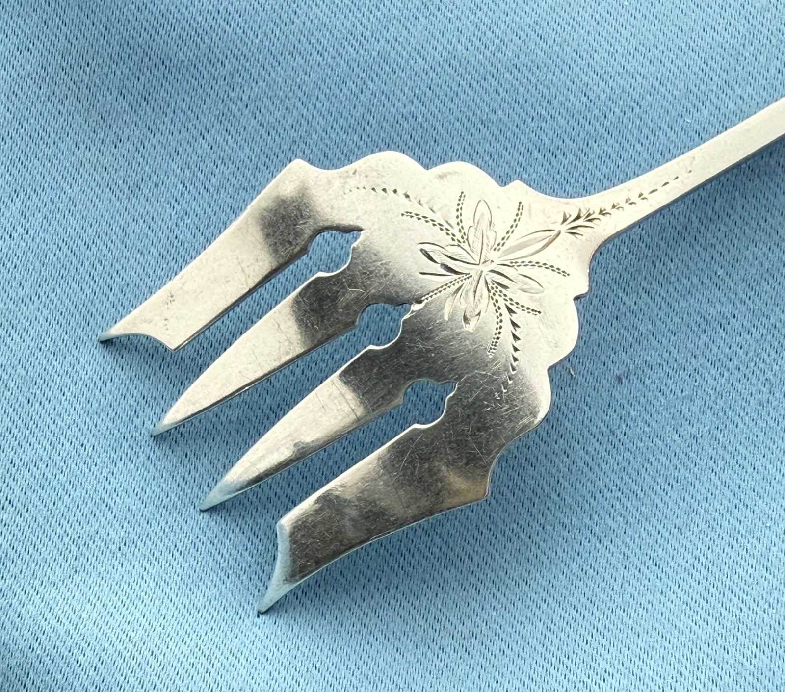 Albert Cole Coin Silver Sardine Fork Bright Cut 6 1/4 In Mono 26.5 Gr