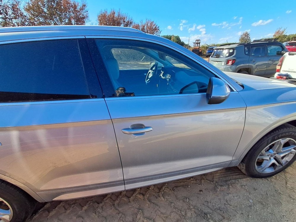 Q5 2018 Glove Box 4842904