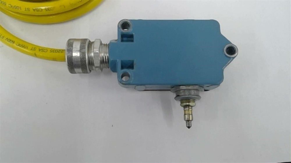 Micro-Switch BAF1-2RN18-RH With Daniel Woodhead LL22035 Cable