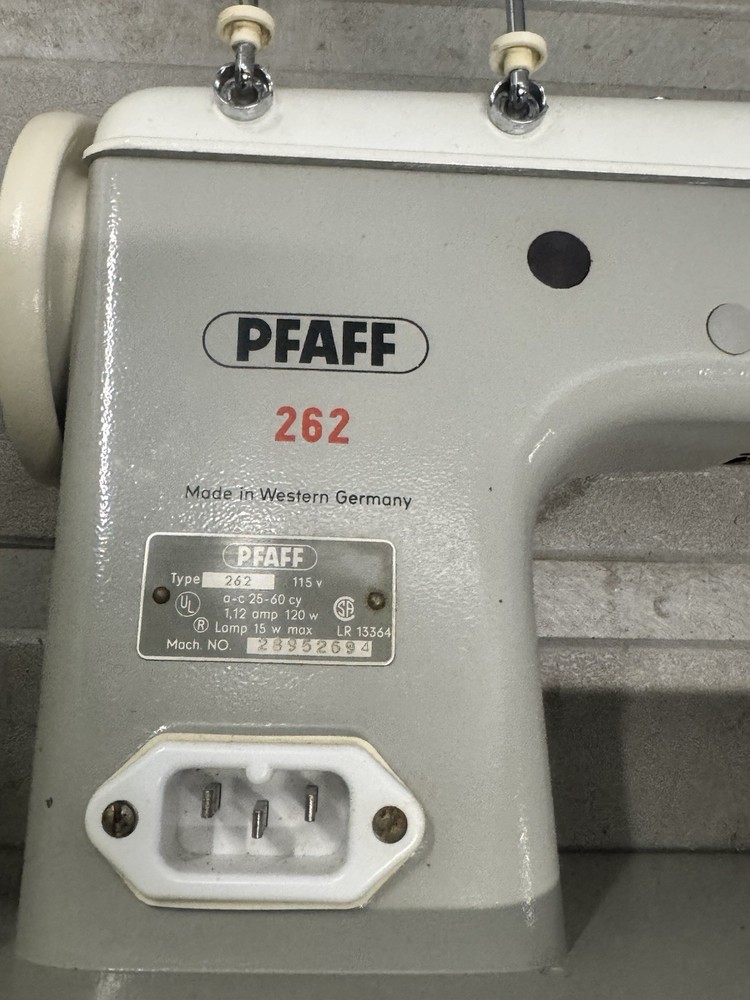 Vintage PFAFF 262 Sewing Machine