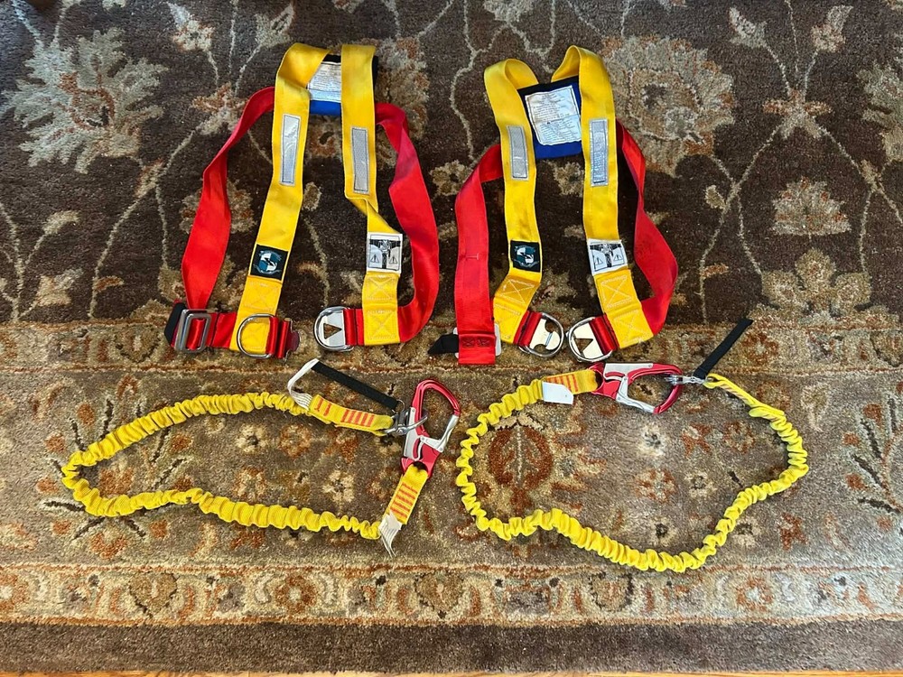 Two Stearns Sailing Harness medium large + Two Kong Italy Elastic Tether Single
