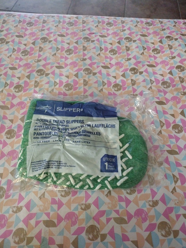 Medline Double Tread Slippers Size Medium. NEW!