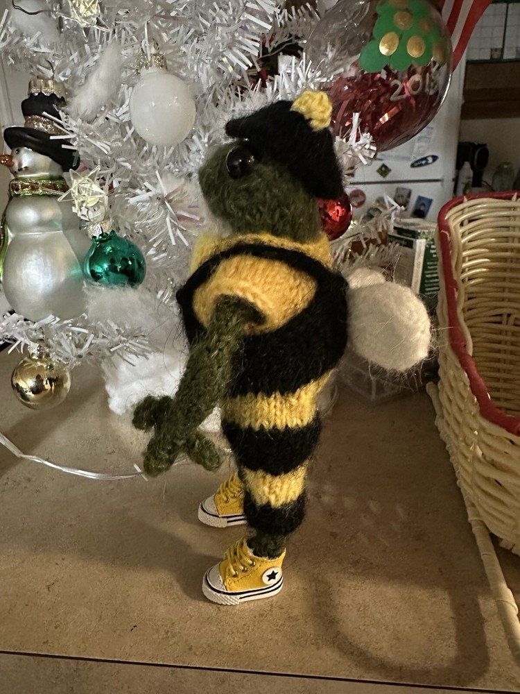 Knitted Frogy.