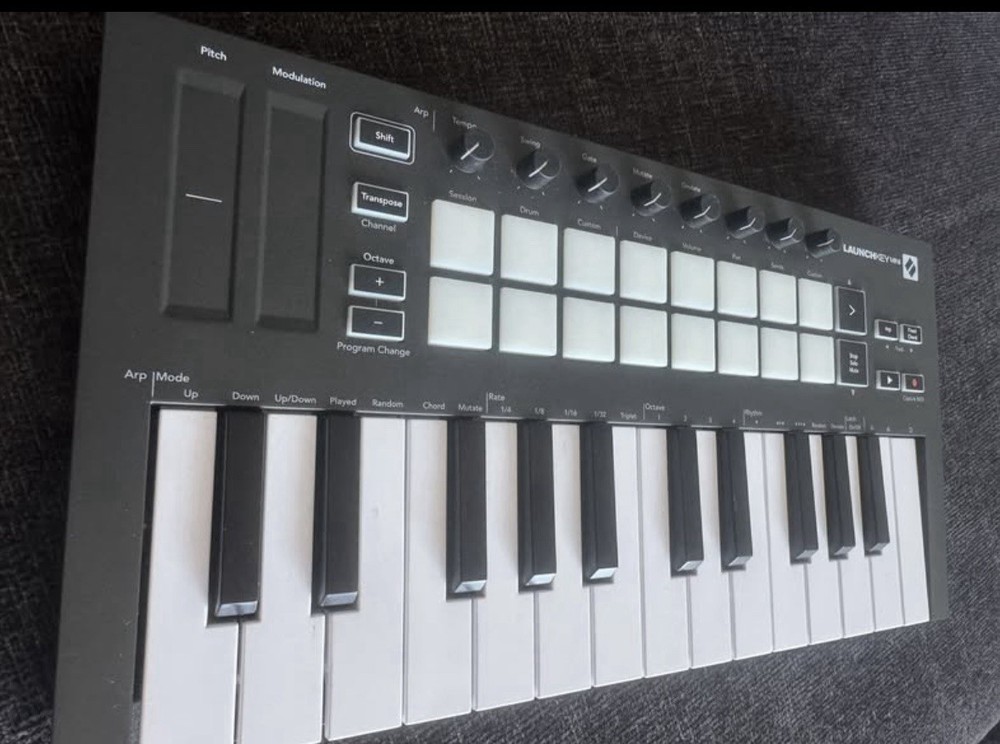 Novation LAUNCHKEY MINI MK3 Keyboard MIDI Controller