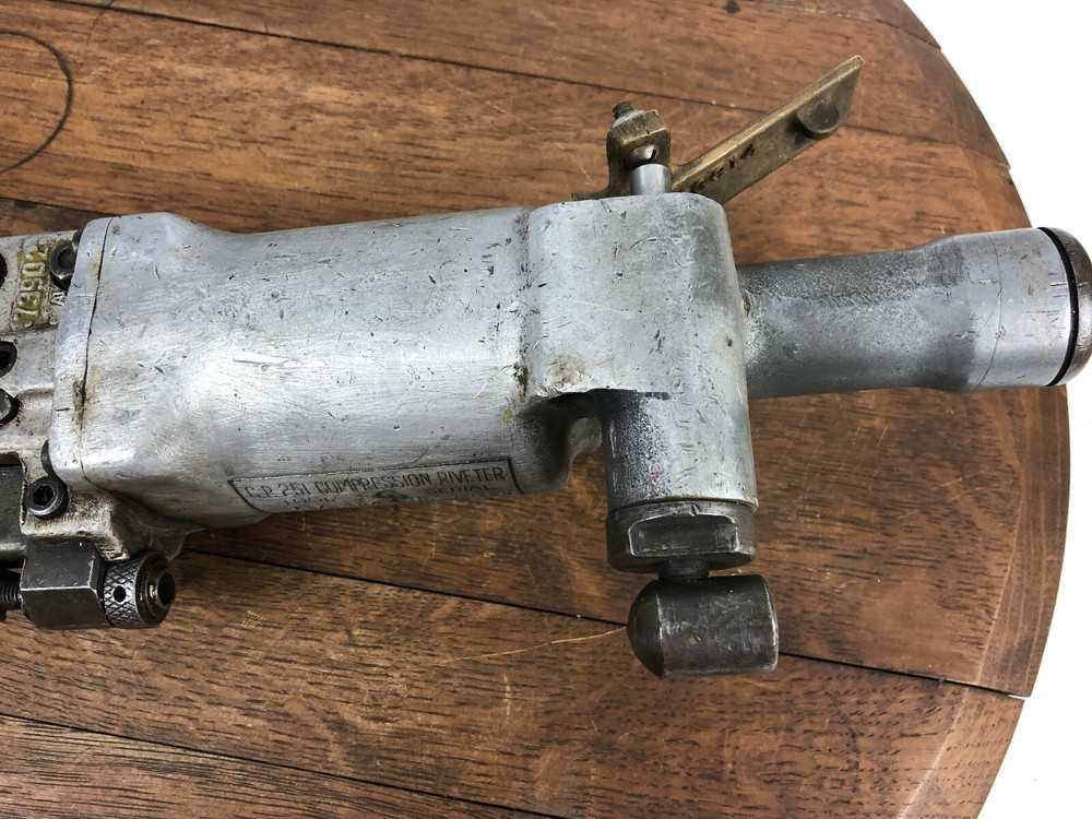 CHICAGO PNEUMATIC MODEL CP 251 PNEUMATIC COMPRESSION RIVETER RIVET SQUEEZER
