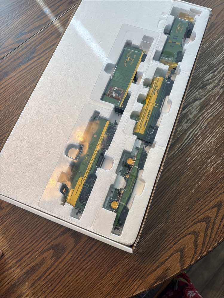 Athern John Deere Model "B" Express HO scale train set