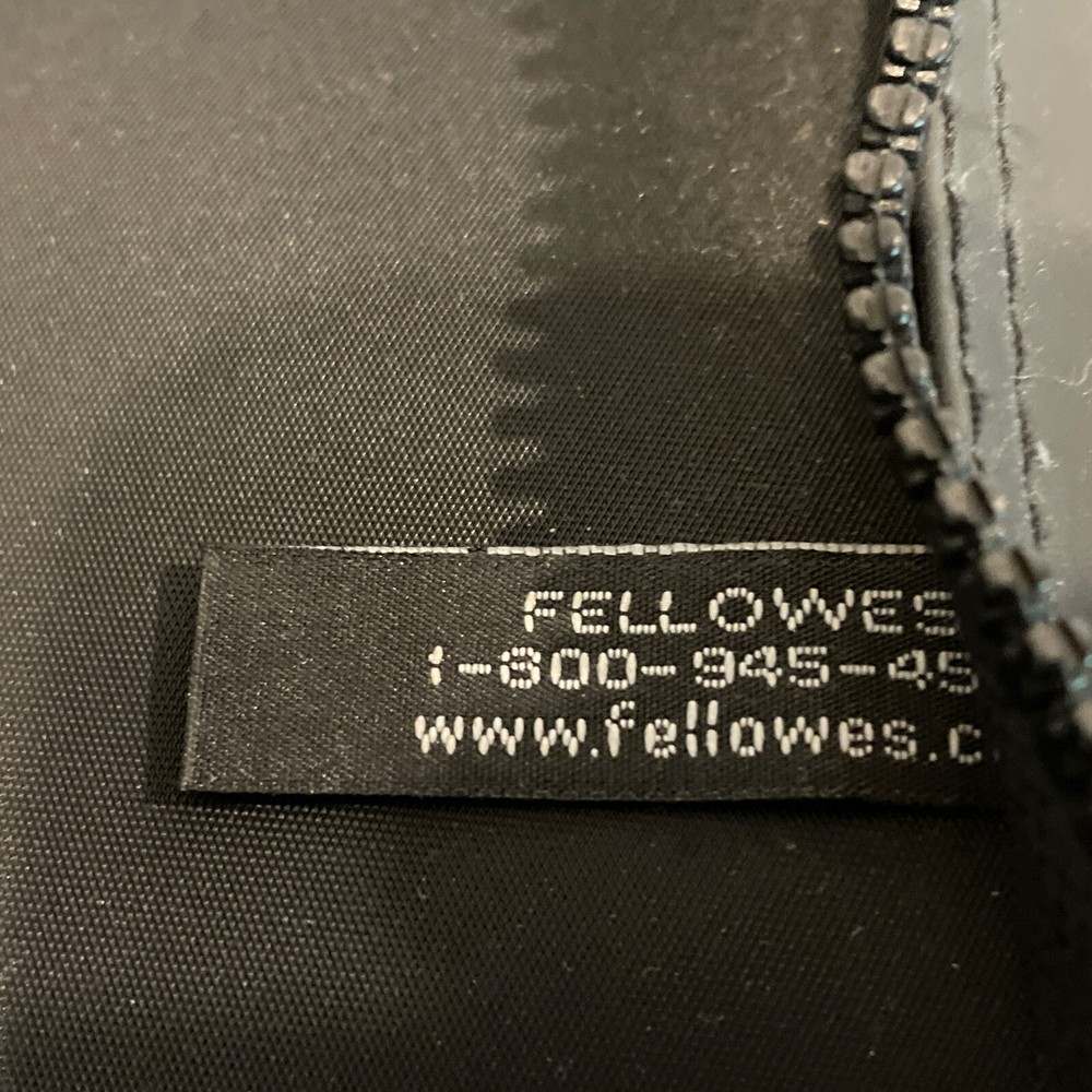 Fellowes CD Case Zips Holds 32 CDs Games Discs Snap Button Strap Black